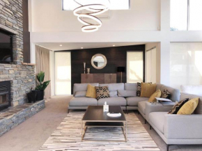 Luxury Lakeside Home with Remarkable View Queenstown